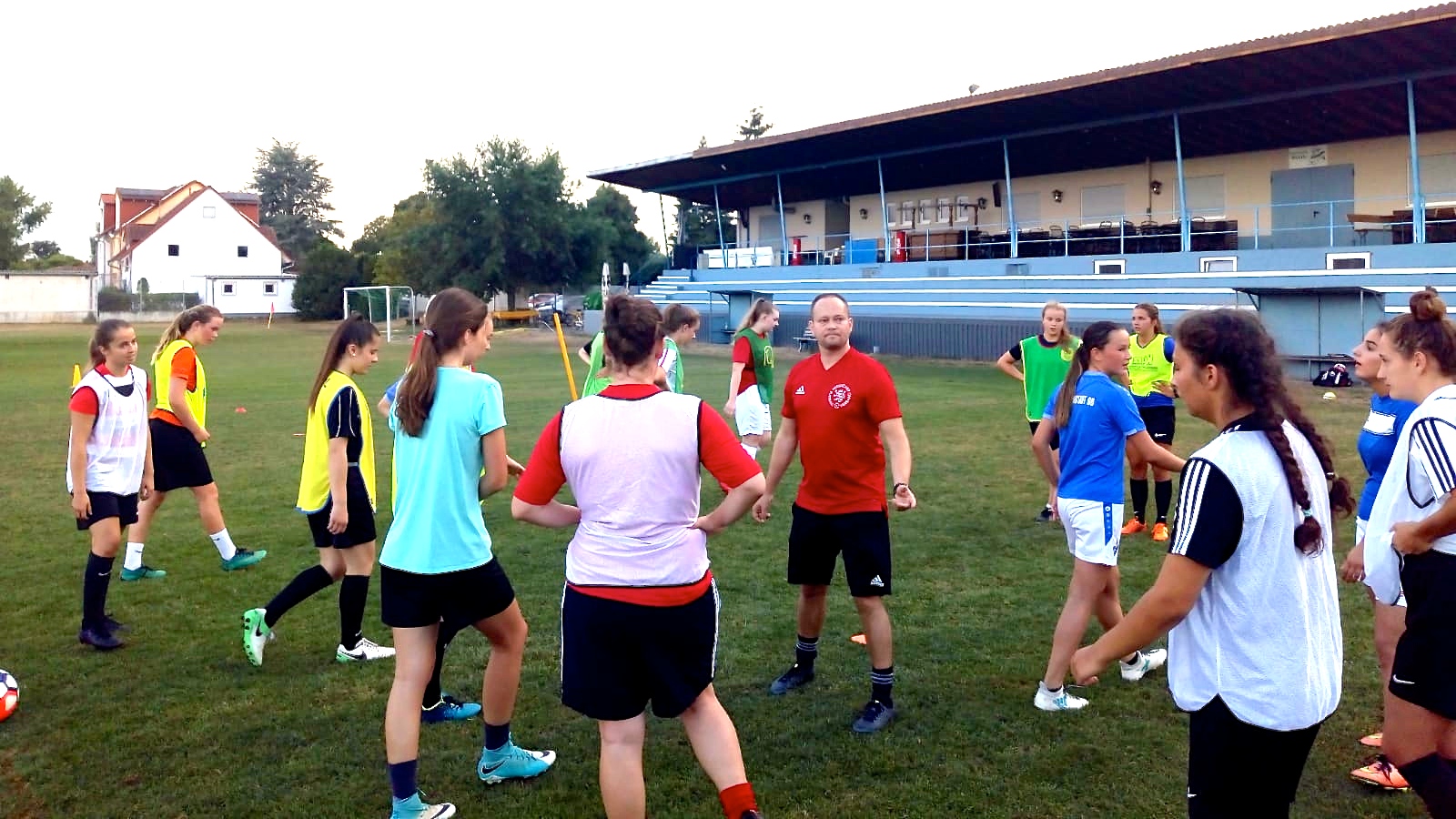 Mit Spannung zum Training erwartet wurde Michael Walz, Mentor des Hessischen Fussballverbandes (HFV).