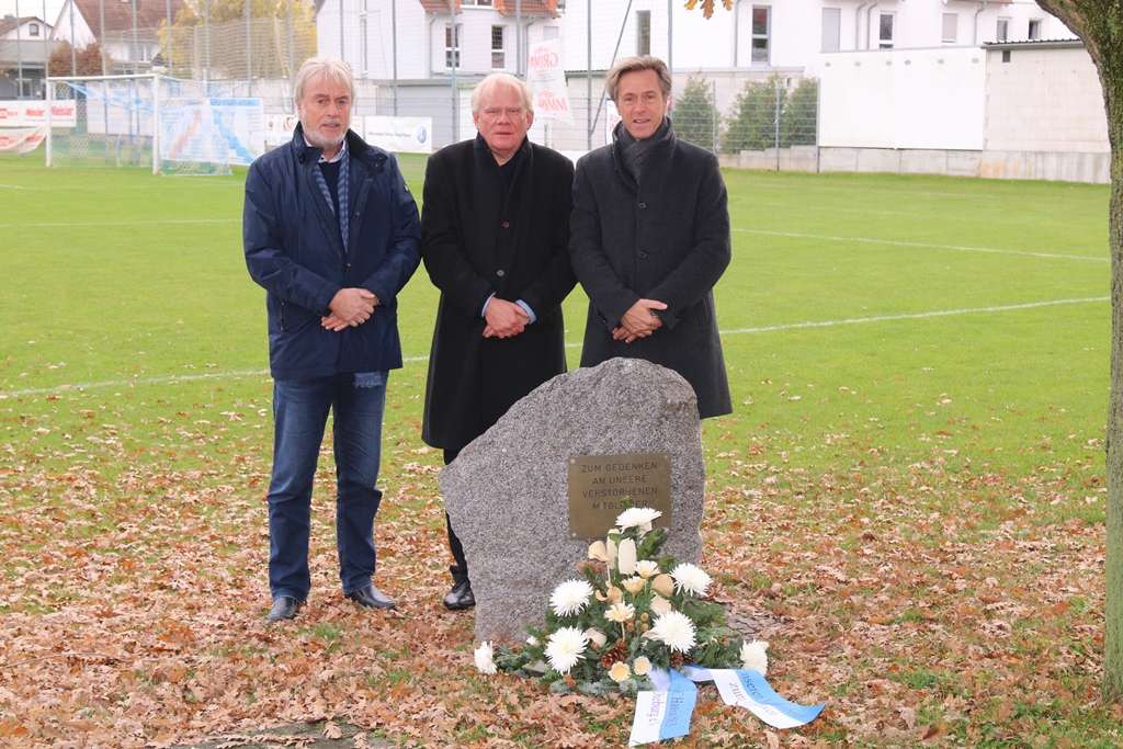 Vorstand und Verwaltungsrat gedachten am Totensonntag den verstorbenen Mitgliedern am Gedenkstein auf dem Vereinsgelände.